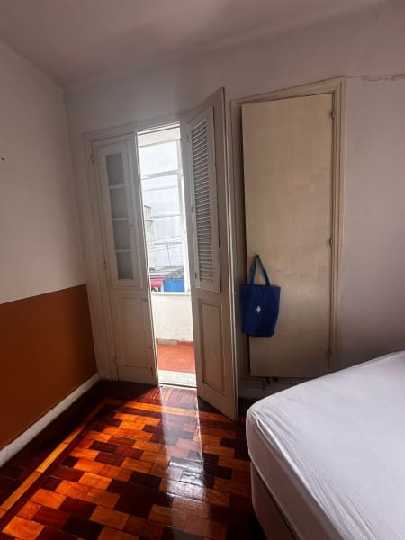 Imagem 10 da galeria do anúncio: Quarto Grande Laranjeiras com Varanda e Laje