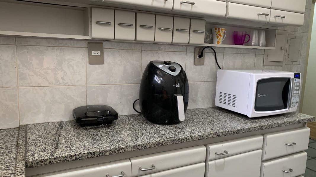 Imagem 11 da galeria do anúncio: QUARTO FEMININO - PRAÇA DA SAVASSI -AO LADO DO MAC DONALD'S